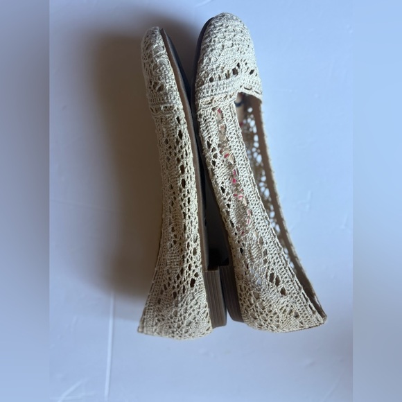 NWOT Dr. Scholl's Cream Crochet Flats, Size: 6 - Picture 3 of 9